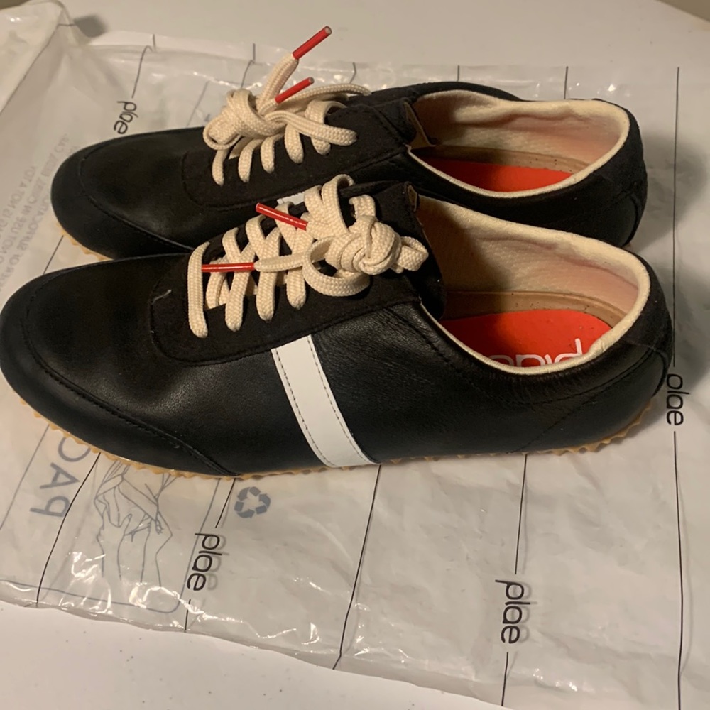 Plae black stripe shoes